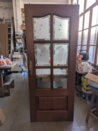 Puerta madera con cristales decorados