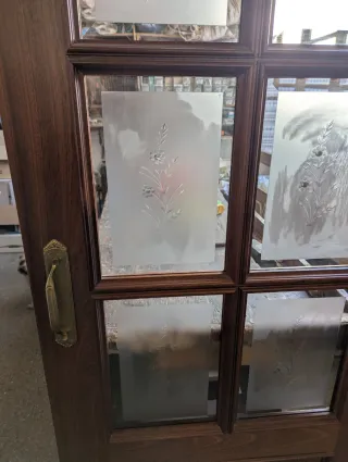 Puerta madera con cristales decorados
