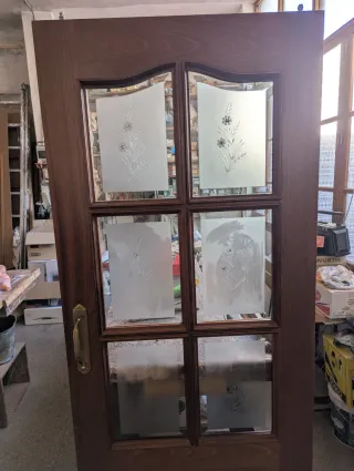 Puerta madera con cristales decorados