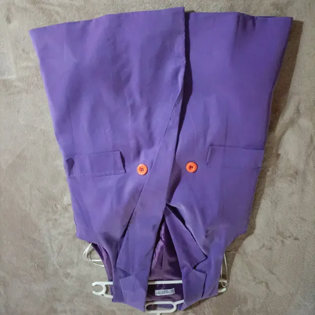 Chaleco Morado con Botones Naranja Talla M.