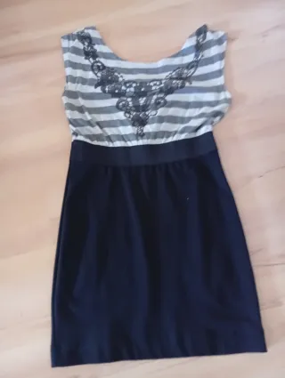Vestido rayas y negro con dibujo de encaje