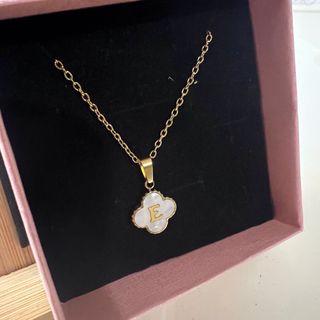 Colgante dorado con inicial E