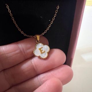 Colgante dorado con inicial E