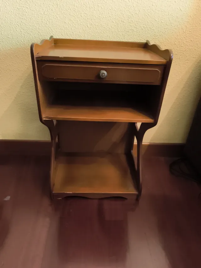 Mesita telefonera antigua de madera.