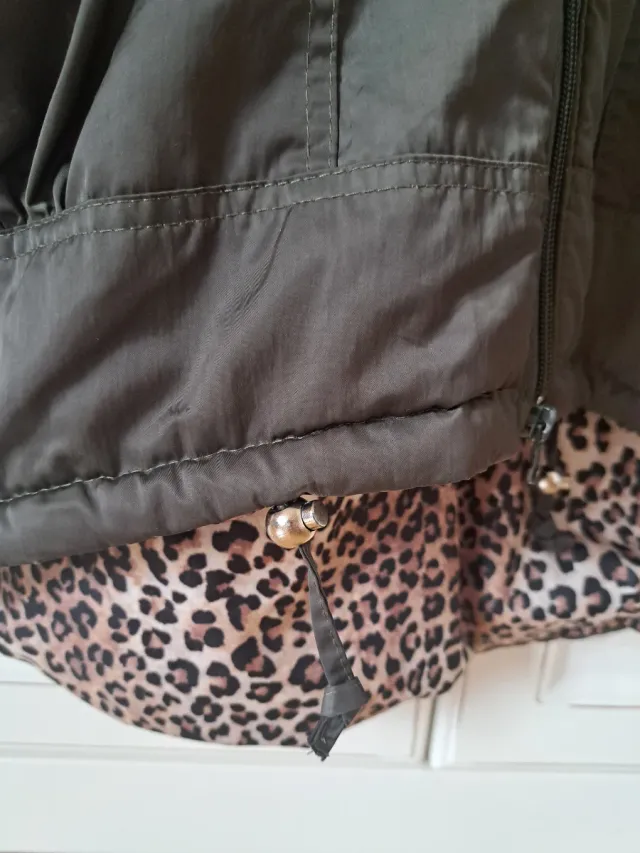 Cazadora mujer verde con estampado