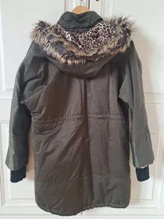 Cazadora mujer verde con estampado