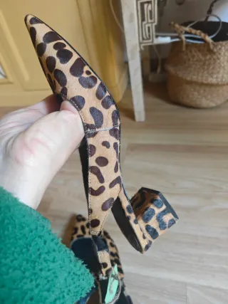 Zapatos tacón bloque punta fina estampado leopardo