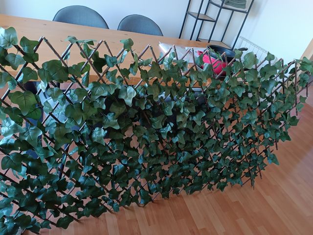 Celosía con enredadera artificial