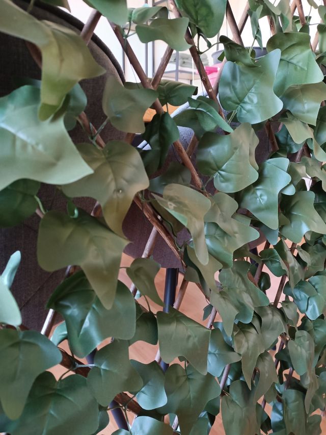 Celosía con enredadera artificial