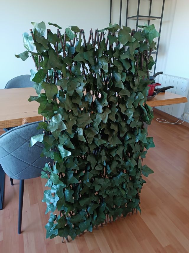 Celosía con enredadera artificial