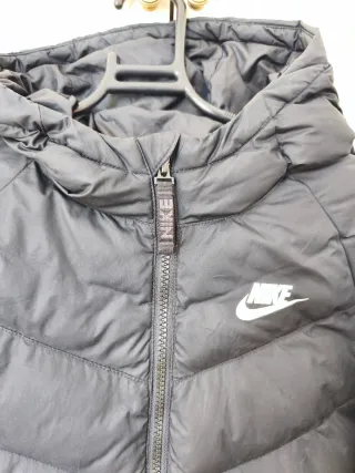 Abrigo Nike niño negro. Talla M