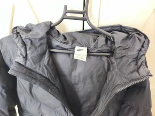 Abrigo Nike niño negro. Talla M