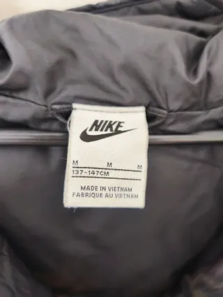 Abrigo Nike niño negro. Talla M