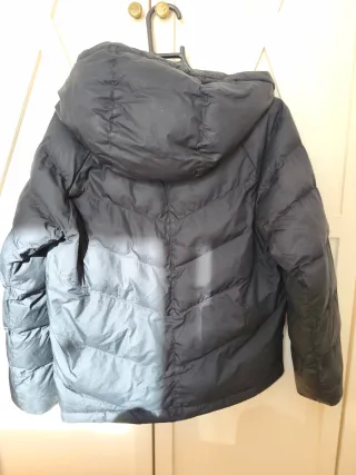 Abrigo Nike niño negro. Talla M