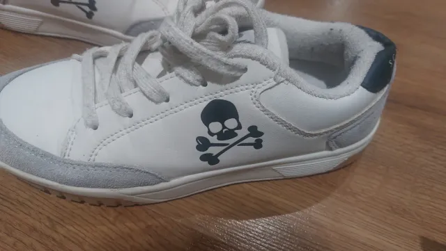 Zapatillas Scalpers blancas niño T34 logo calavera
