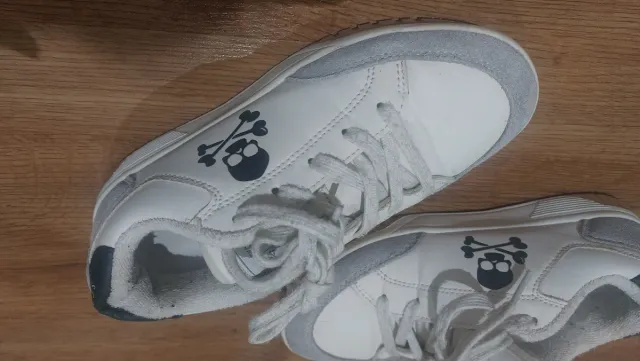 Zapatillas Scalpers blancas niño T34 logo calavera