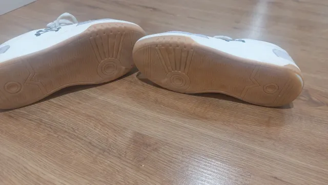 Zapatillas Scalpers blancas niño T34 logo calavera