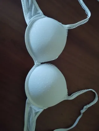 Sujetador push up blanco color caca clarito