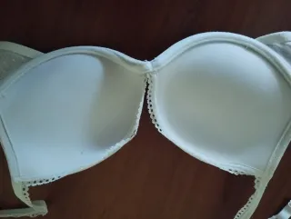 Sujetador push up blanco color caca clarito