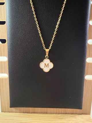 Colgante dorado con inicial M