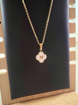 Colgante dorado con inicial M