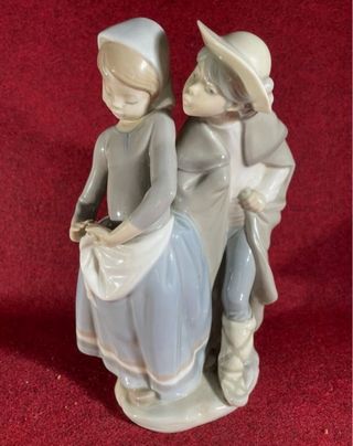 Figura de Lladró “ Beso Furtivo “ Descatalogada