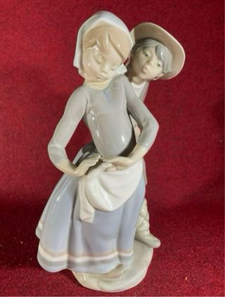 Figura de Lladró “ Beso Furtivo “ Descatalogada