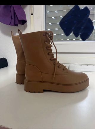 Botas estilo Martin color beige