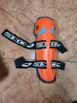 Espinilleras de moto naranjas