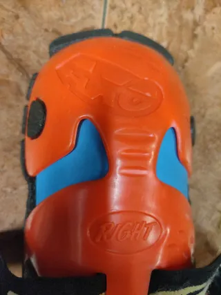 Espinilleras de moto naranjas