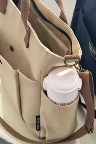 Bolsa de lona beige y marrón.