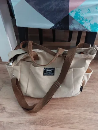 Bolsa de lona beige y marrón.