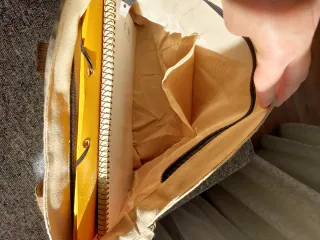 Bolsa de lona beige y marrón.