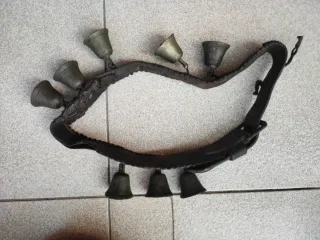 Collare antico per cavallo con 8 campane
