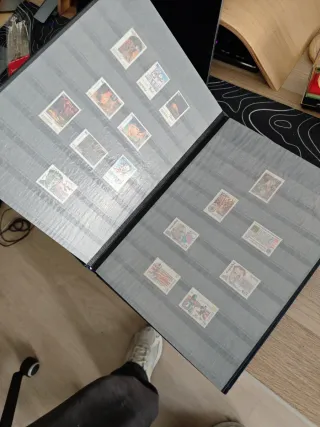 Álbum de sellos con sellos