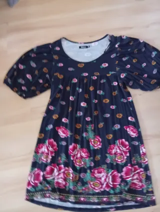 Vestido negro estampado con mangas abullonadas