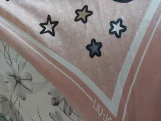 Stola Liu Jo con stelle e scritte