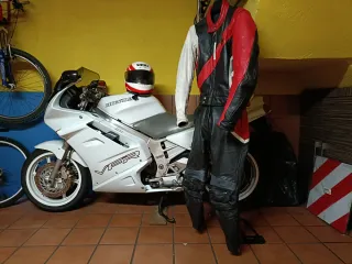 Equipo de moto; cuero, casco y botas