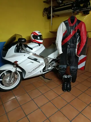 Equipo de moto; cuero, casco y botas