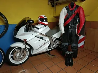 Equipo de moto; cuero, casco y botas