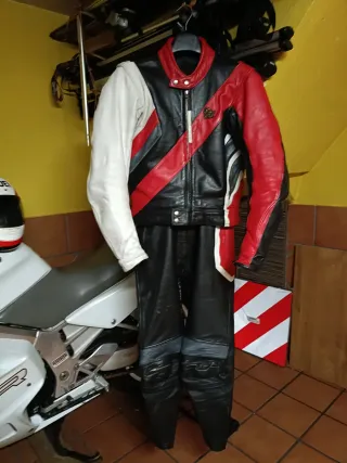 Equipo de moto; cuero, casco y botas