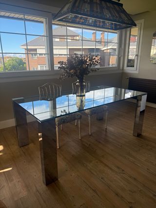 Mesa extensible cristal y metal. Sillas color topo