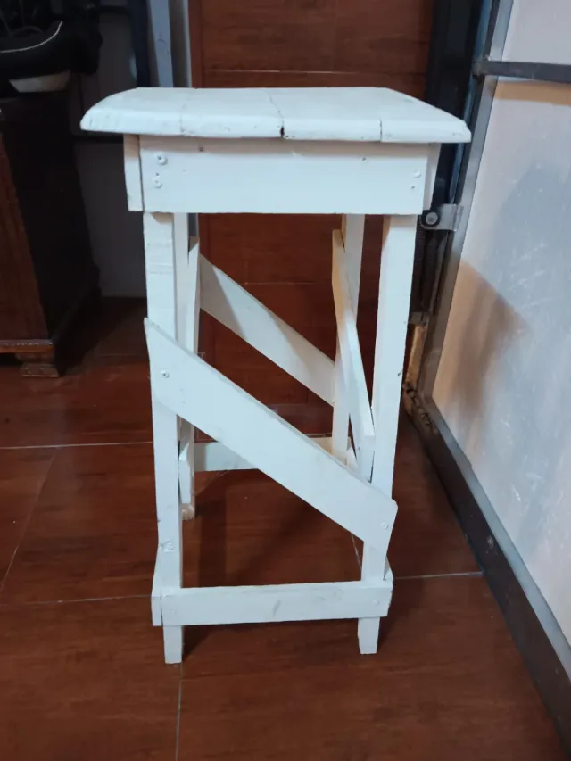 Taburete de madera blanco