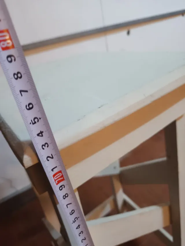 Taburete de madera blanco