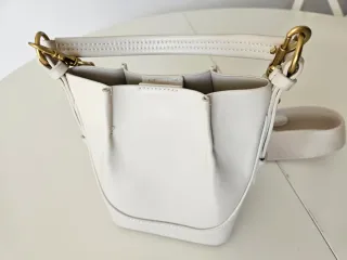 Bolso Zara Beige y Blanco pequeño.