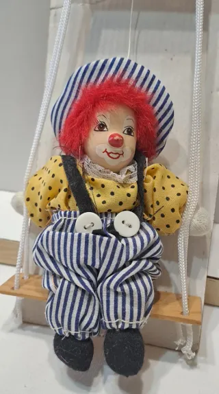 Pagliaccetto su altalena decorativa