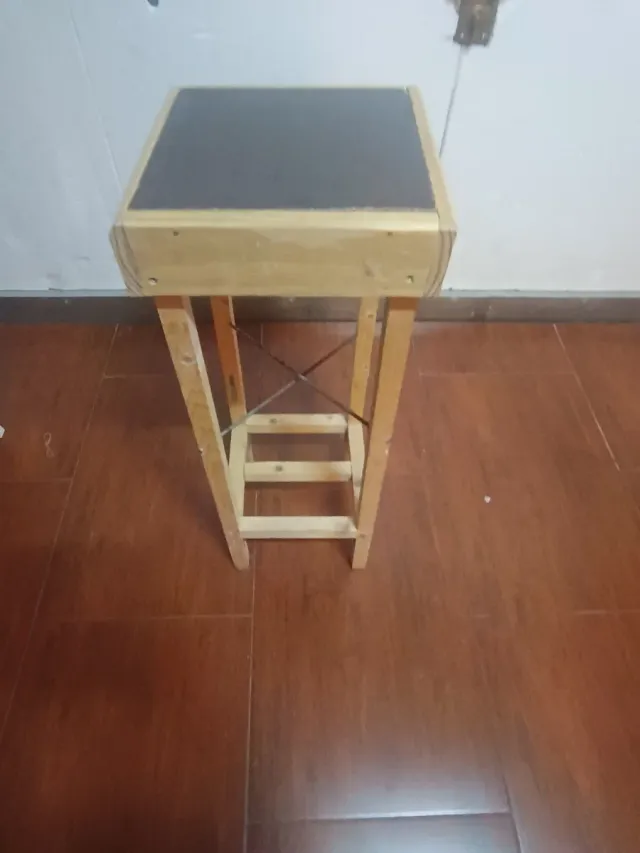 Taburete de madera