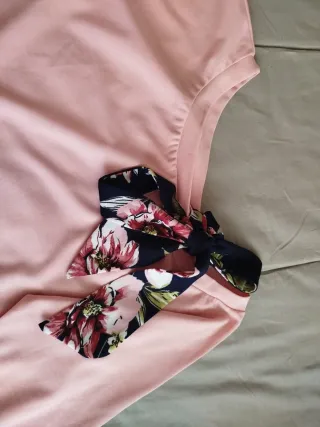 Blusa rosa con estampado floral, con un lazo para