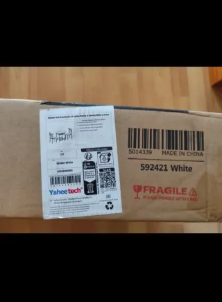 Mesa de cocina y 2 sillas nuevas