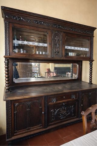 Aparador clásico macizo con vitrina